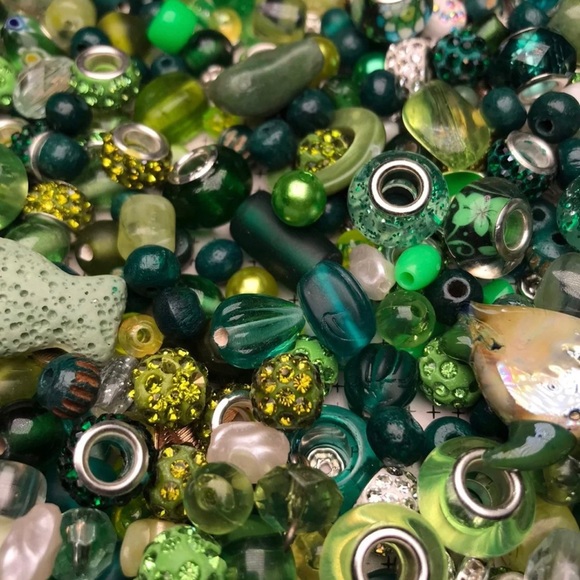 COPY - Large Mixed Lot of GREENS BEADS CHARM New & Vintage All shapes & Sizes - Picture 11 of 11
